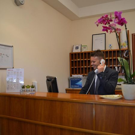 Villa Riari Garden Roma Ngoại thất bức ảnh A receptionist at work