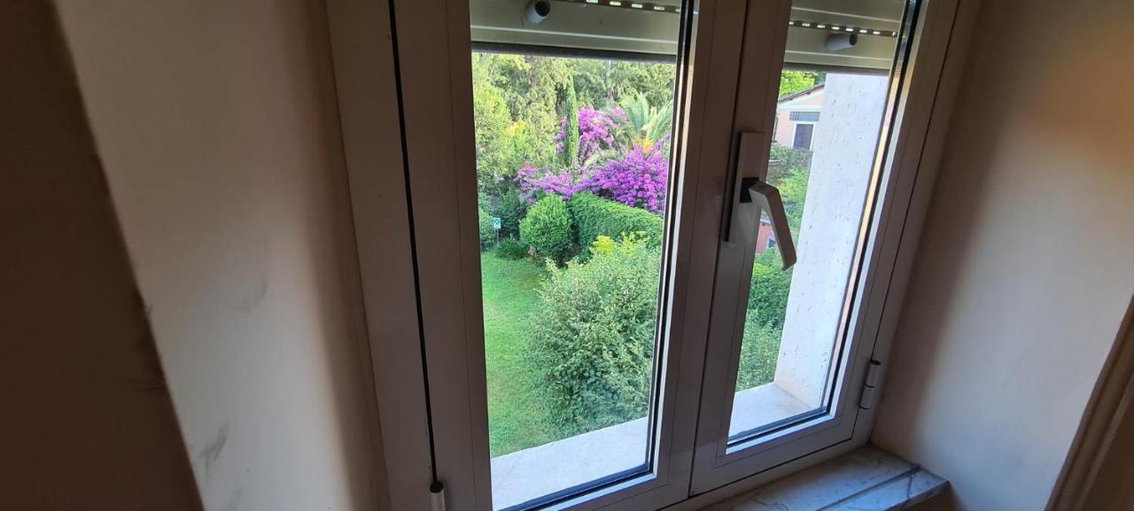Villa Riari Garden Roma Ngoại thất bức ảnh A window with double glazing