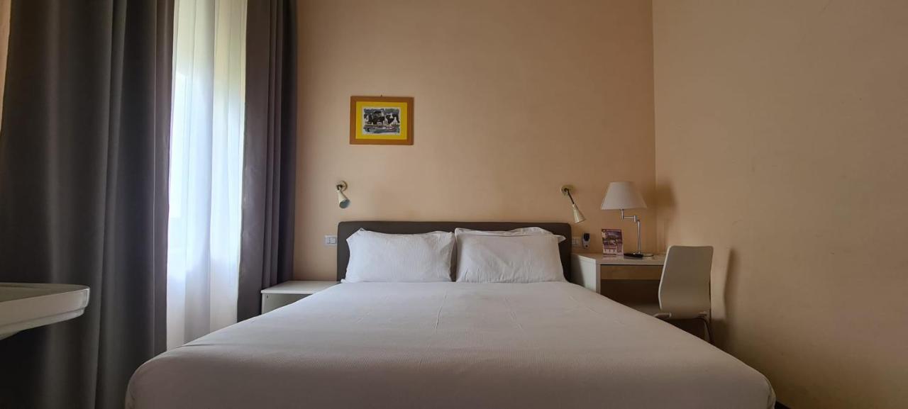 Villa Riari Garden Roma Ngoại thất bức ảnh A bedroom
