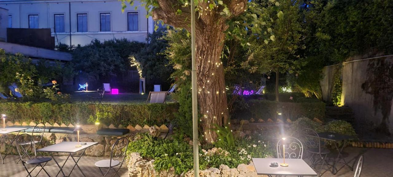 Villa Riari Garden Roma Ngoại thất bức ảnh The tree at night