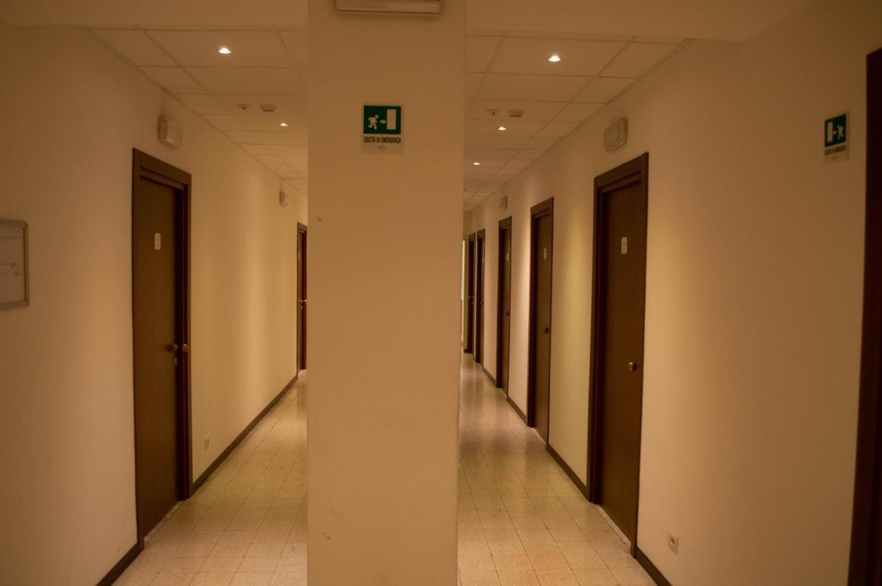 Villa Riari Garden Roma Ngoại thất bức ảnh A typical hotel corridor